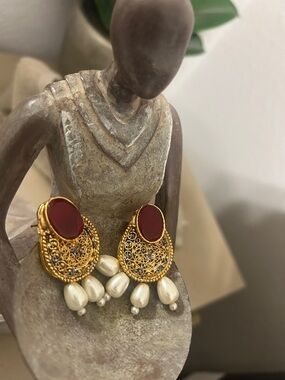 Earnings red gold pearl, indian costume jewlry. New